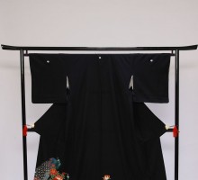 Mサイズ　孔雀牡丹柄の黒留袖フルセット(黒)|黒留袖