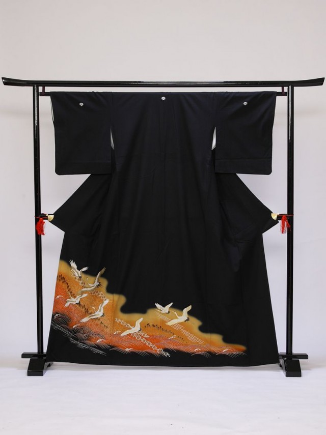 MSサイズ　朱赤黄ぼかし鶴柄の黒留袖フルセット(黒)|黒留袖
