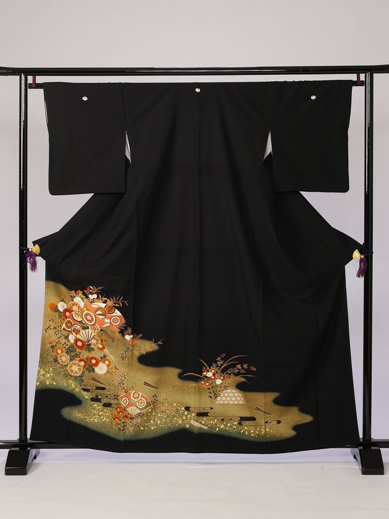 Mサイズ　うぐいす色金たたき末広菊柄の黒留袖フルセット(黒)|黒留袖