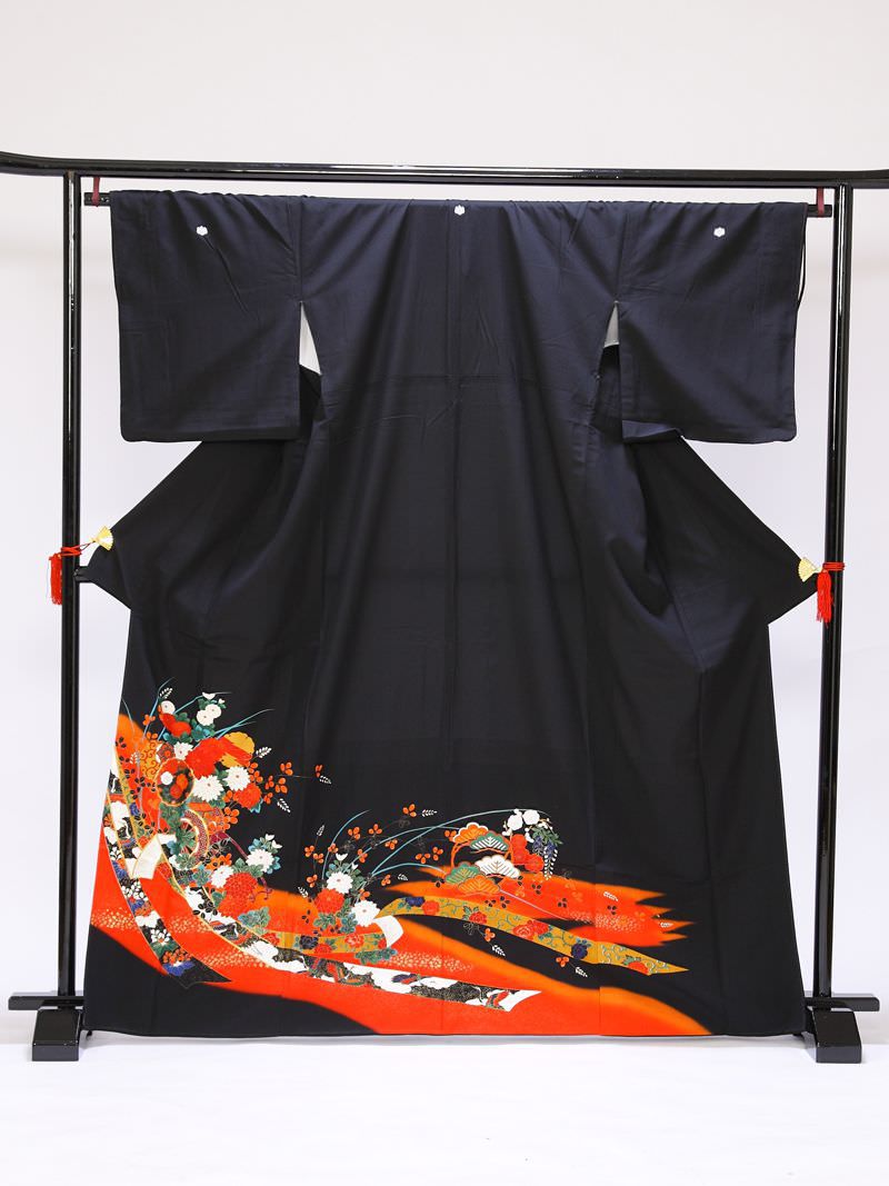 Mサイズ　赤のしめ花車雪輪柄の黒留袖フルセット(黒)|黒留袖