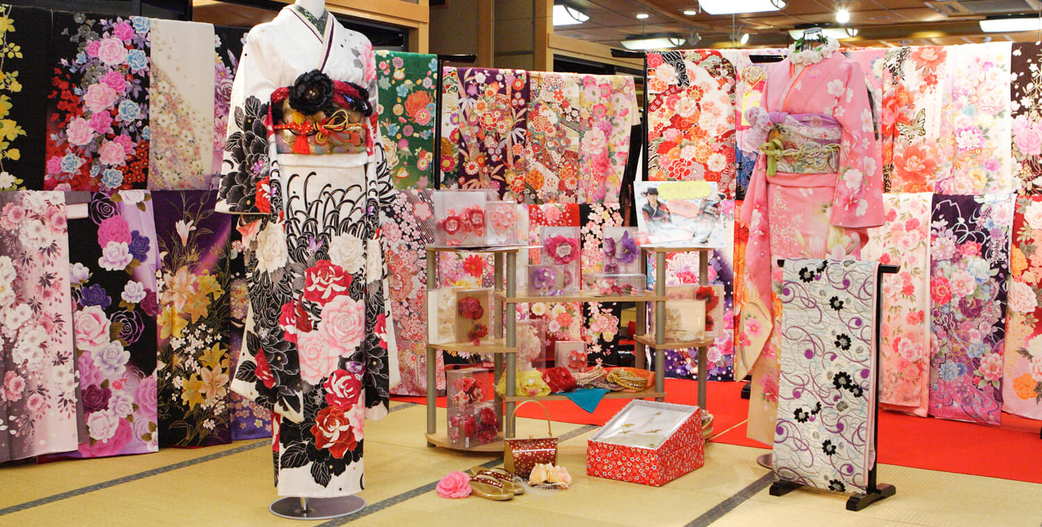 愛知で創業50年の歴史。10,000枚を超える和装やドレスをご用意しています。