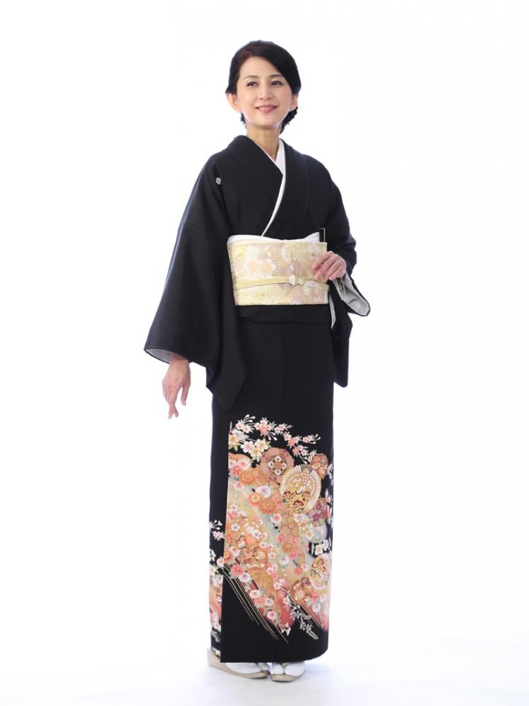 黒留袖 色や柄に意味はあるの 黒留袖は ミセス 既婚者 の第一礼装 黒留袖は ミセス 既婚者 が着用する着物