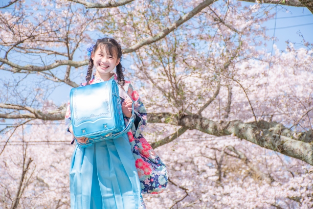 【小学生卒業式】袴レンタルの利用方法と人気コーデの選び方【最新版】